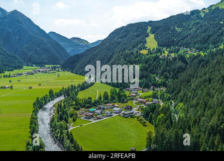 Bach in Tirolo, un piccolo villaggio nella valle tirolese di Lech Foto Stock