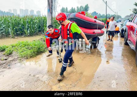 ZHUOZHOU, CINA - 2 AGOSTO 2023 - le squadre di soccorso usano gommoni per salvare e trasferire persone intrappolate nel villaggio di Xiaqi, via Shuangta, città di Zhuozhou Foto Stock