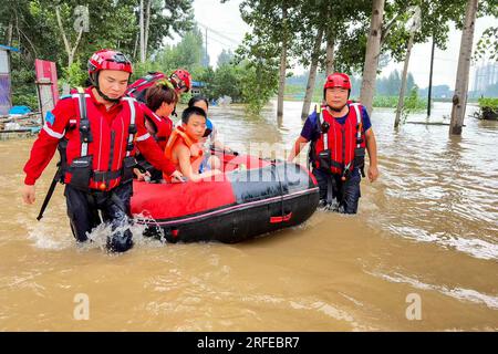 ZHUOZHOU, CINA - 2 AGOSTO 2023 - le squadre di soccorso usano gommoni per salvare e trasferire persone intrappolate nel villaggio di Xiaqi, via Shuangta, città di Zhuozhou Foto Stock