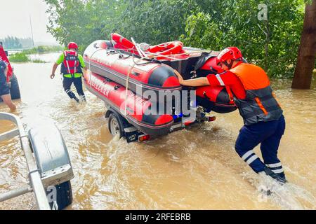 ZHUOZHOU, CINA - 2 AGOSTO 2023 - le squadre di soccorso usano gommoni per salvare e trasferire persone intrappolate nel villaggio di Xiaqi, via Shuangta, città di Zhuozhou Foto Stock