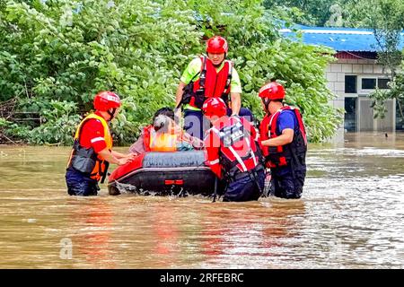 ZHUOZHOU, CINA - 2 AGOSTO 2023 - le squadre di soccorso usano gommoni per salvare e trasferire persone intrappolate nel villaggio di Xiaqi, via Shuangta, città di Zhuozhou Foto Stock