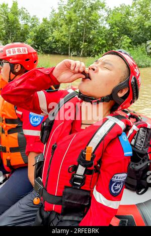 ZHUOZHOU, CINA - 2 AGOSTO 2023 - le squadre di soccorso usano gommoni per salvare e trasferire persone intrappolate nel villaggio di Xiaqi, via Shuangta, città di Zhuozhou Foto Stock