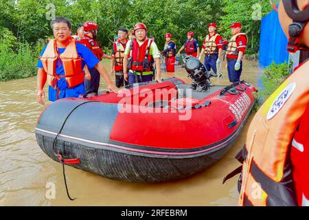 ZHUOZHOU, CINA - 2 AGOSTO 2023 - le squadre di soccorso usano gommoni per salvare e trasferire persone intrappolate nel villaggio di Xiaqi, via Shuangta, città di Zhuozhou Foto Stock