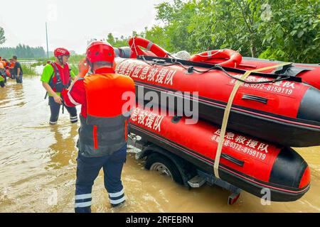 ZHUOZHOU, CINA - 2 AGOSTO 2023 - le squadre di soccorso usano gommoni per salvare e trasferire persone intrappolate nel villaggio di Xiaqi, via Shuangta, città di Zhuozhou Foto Stock