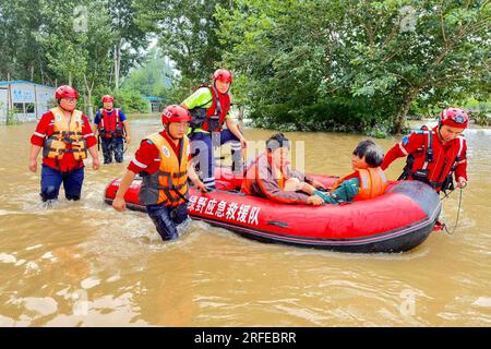 ZHUOZHOU, CINA - 2 AGOSTO 2023 - le squadre di soccorso usano gommoni per salvare e trasferire persone intrappolate nel villaggio di Xiaqi, via Shuangta, città di Zhuozhou Foto Stock