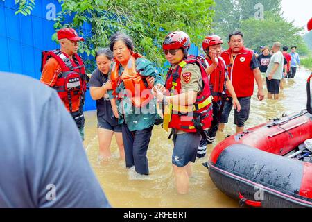 ZHUOZHOU, CINA - 2 AGOSTO 2023 - le squadre di soccorso usano gommoni per salvare e trasferire persone intrappolate nel villaggio di Xiaqi, via Shuangta, città di Zhuozhou Foto Stock