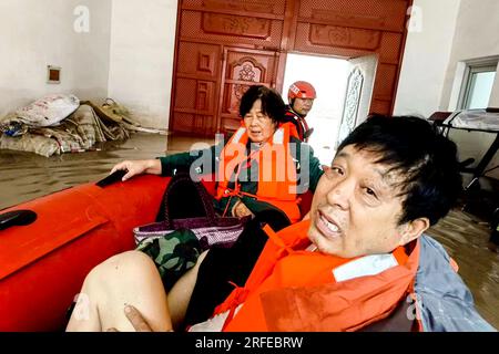 ZHUOZHOU, CINA - 2 AGOSTO 2023 - le squadre di soccorso usano gommoni per salvare e trasferire persone intrappolate nel villaggio di Xiaqi, via Shuangta, città di Zhuozhou Foto Stock