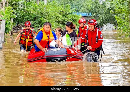 ZHUOZHOU, CINA - 2 AGOSTO 2023 - le squadre di soccorso usano gommoni per salvare e trasferire persone intrappolate nel villaggio di Xiaqi, via Shuangta, città di Zhuozhou Foto Stock