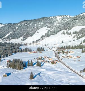 Fantastica giornata invernale nella valle di Balderschwang nell'alta Allgäu Foto Stock