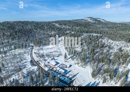 Il centro di sci di fondo Bretterschachten nella foresta bavarese vicino al Great Arber dall'alto Foto Stock