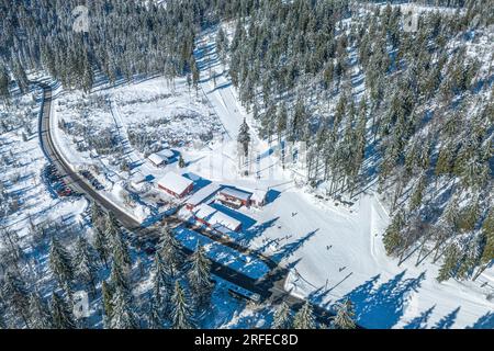 Il centro di sci di fondo Bretterschachten nella foresta bavarese vicino al Great Arber dall'alto Foto Stock