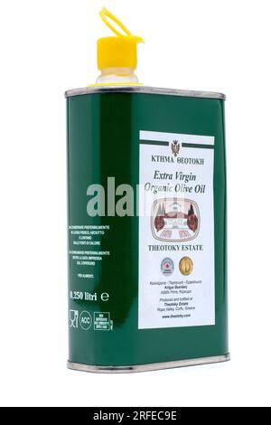250 ml di stagno di olio extravergine di oliva biologico con beccuccio versato dalla tenuta Theotoky, Valle di corda, Corfù, Grecia Foto Stock