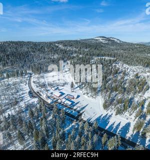 Il centro di sci di fondo Bretterschachten nella foresta bavarese vicino al Great Arber dall'alto Foto Stock