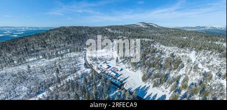 Il centro di sci di fondo Bretterschachten nella foresta bavarese vicino al Great Arber dall'alto Foto Stock