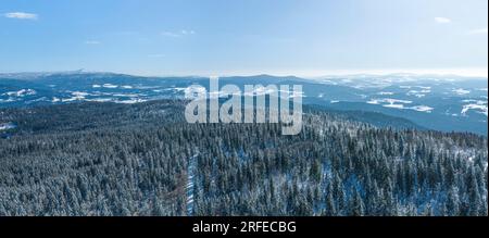 Il centro di sci di fondo Bretterschachten nella foresta bavarese vicino al Great Arber dall'alto Foto Stock