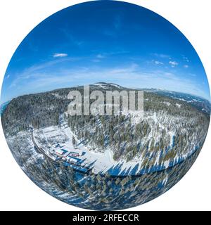 Il centro di sci di fondo Bretterschachten nella foresta bavarese vicino al Great Arber dall'alto Foto Stock