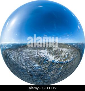 Il centro di sci di fondo Bretterschachten nella foresta bavarese vicino al Great Arber dall'alto Foto Stock