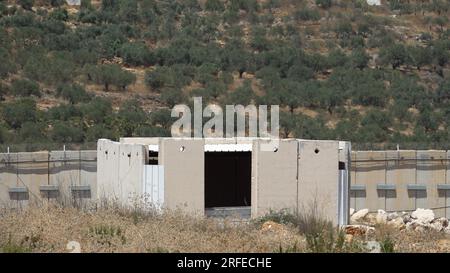 Le lastre di calcestruzzo istituite dall'esercito israeliano coprono un tunnel transfrontaliero scavato dal movimento sciita libanese Hezbollah nel 2018 sotto il confine con il Libano vicino alla città israeliana di Metulla il 2 agosto 2023 nella Galilea settentrionale, in Israele. Foto Stock