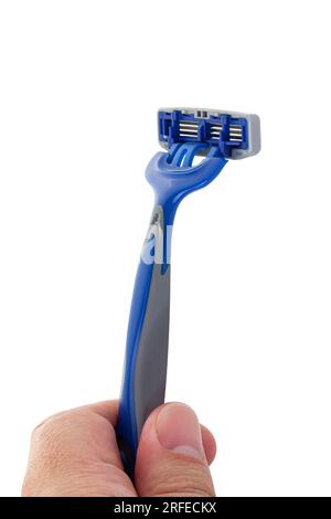 Rasoio blu monouso in mani maschili isolato su sfondo bianco. Сlose-up. Con tracciato di ritaglio Foto Stock