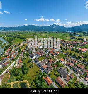 Bel villaggio bavarese vicino al Kochelsee, Großweil sulla valle del Loisach Foto Stock