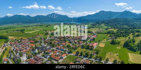 Bel villaggio bavarese vicino al Kochelsee, Großweil sulla valle del Loisach Foto Stock