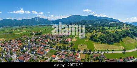 Bel villaggio bavarese vicino al Kochelsee, Großweil sulla valle del Loisach Foto Stock