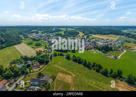 Il villaggio di mercato Altenmünster nella valle dello Zusam in svevia dall'alto Foto Stock