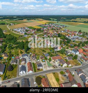 Il villaggio di mercato Altenmünster nella valle dello Zusam in svevia dall'alto Foto Stock