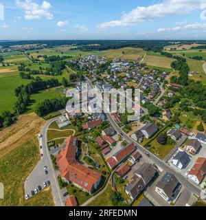 Il villaggio di mercato Altenmünster nella valle dello Zusam in svevia dall'alto Foto Stock