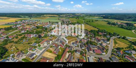 Il villaggio di mercato Altenmünster nella valle dello Zusam in svevia dall'alto Foto Stock