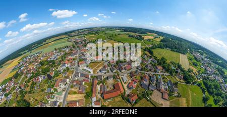 Il villaggio di mercato Altenmünster nella valle dello Zusam in svevia dall'alto Foto Stock