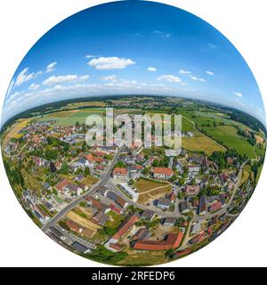 Il villaggio di mercato Altenmünster nella valle dello Zusam in svevia dall'alto Foto Stock