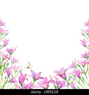 Campo bluebell dipinto ad acquerello a mano cornice di delicati fiori e farfalla su sfondo bianco. Fiori di prato per tessuti o. Foto Stock