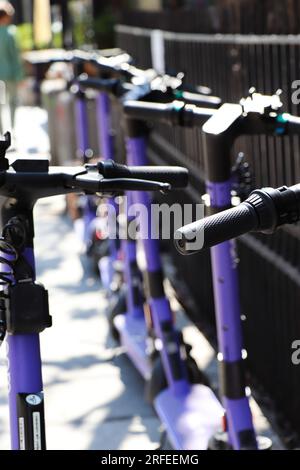 Scooter parcheggiati in strada Foto Stock