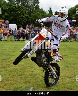 Wheelie Popping di Stunt Mania al Banbury & District Show di Spiceball Park, Banbury, Regno Unito Foto Stock