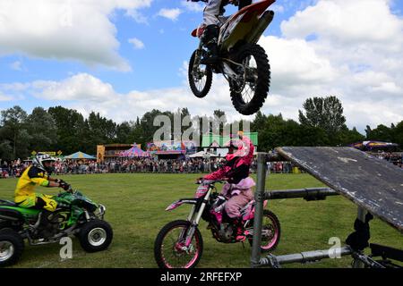 I Trio di ciclisti di Stunt Mania si esibiscono al 2017 Banbury & District Show a Spiceball Park, Banbury, Regno Unito Foto Stock