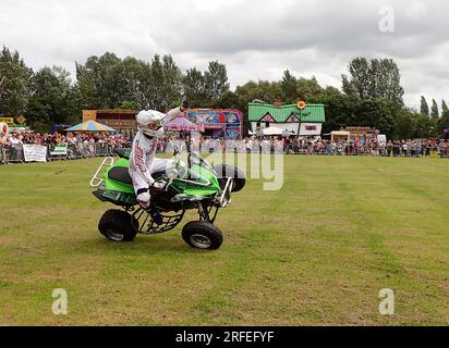 Il pilota fa un salto di palla a Stunt Mania al Banbury & District Show di Spiceball Park, Banbury, Regno Unito Foto Stock