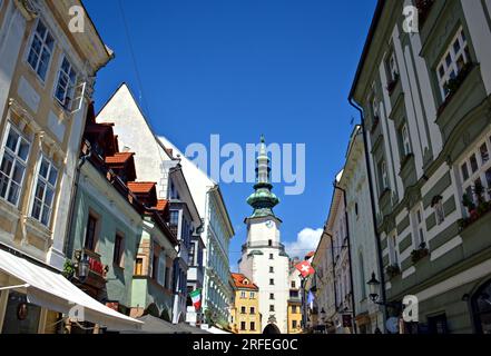 Porta di Michele ed edifici circostanti visti da via Michalská - Bratislava, Slovacchia Foto Stock