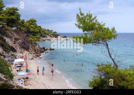 Kavourotrypes, Grecia - 19 agosto 2021: Veduta dell'incredibile piccola spiaggia di Kavourotrypes in Calcidica Grecia Foto Stock