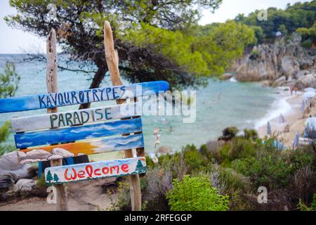 Kavourotrypes, Grecia - 19 agosto 2021: Cartelli in legno che indicano la strada per l'incredibile piccola spiaggia di Kavourotrypes in Calcidica Grecia Foto Stock