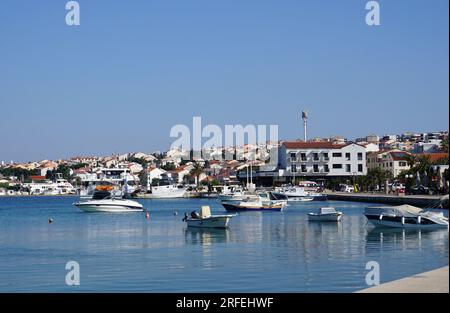 Novalja, Croazia, 21 maggio 2023. Lungomare e porto della famosa città turistica di Novalja in Croazia il giorno d'estate Foto Stock