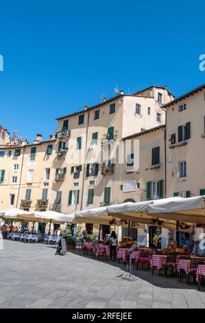 Plaza del Anfiteatro. Ha un grande anello circolare a forma di anfiteatro romano del II secolo d.C., per lo più circondato da una varietà di ristoranti Foto Stock