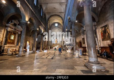 L'interno della Chiesa di San Michele è una cattedrale cattolica dedicata a San Martino di Tours. È anche la sede del Foto Stock