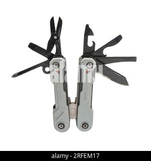 Lo strumento multifunzione MultiTool si posiziona sull'isolamento dello sfondo bianco Foto Stock