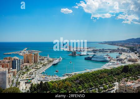 Vista dal castello sul parco portuale di Malaga e sui giardini Pedro Luis Alonso Foto Stock