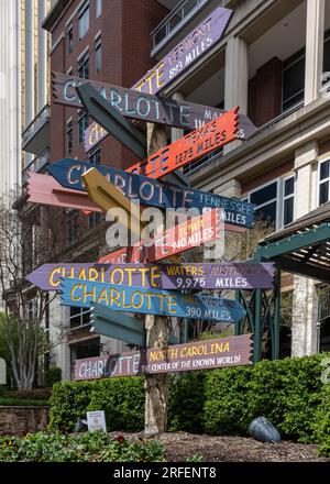 Cartello "Charlotte – The Center of the Known World", in The Green in Tryon Street, Charlotte, North Carolina. Gary Sweeney. Foto Stock