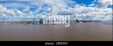 Vista panoramica della nave da crociera MS Borealis ormeggiata sul lungomare di Liverpool in una giornata di sole, Merseyside, Inghilterra Foto Stock