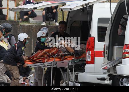 Bantul, Yogyakarta, Indonesia. 3 agosto 2023. Il Search and Rescue Team (SAR) ha evacuato le vittime durante una prova sul campo dell'ASEAN Regional Disaster Emergency Response Simulation Exercise (ARDEX) 2023 a Bantul, Yogyakarta. La National Disaster Mitigation Agency (BNPB) sta tenendo ARDEX 2023 o un'esercitazione di simulazione della risposta alle emergenze in caso di catastrofi regionali del sud-est asiatico con uno scenario di piano di emergenza per il rischio sismico nella Reggenza di Bantul. (Immagine di credito: © Angga Budhiyanto/ZUMA Press Wire) SOLO USO EDITORIALE! Non per USO commerciale! Foto Stock