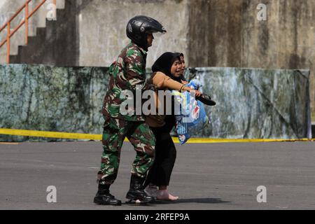 Bantul, Yogyakarta, Indonesia. 3 agosto 2023. Un soldato evacua le vittime durante una prova sul campo per l'esercitazione ASEAN Regional Disaster Emergency Response Simulation Exercise (ARDEX) del 2023 a Bantul, Yogyakarta.la National Disaster Mitigation Agency (BNPB) sta tenendo ARDEX 2023 o un'esercitazione di simulazione di emergenza di emergenza di emergenza regionale del Sud-est asiatico con uno scenario di piano di emergenza di rischio sismico nella Reggenza di Bantul. (Immagine di credito: © Angga Budhiyanto/ZUMA Press Wire) SOLO USO EDITORIALE! Non per USO commerciale! Foto Stock