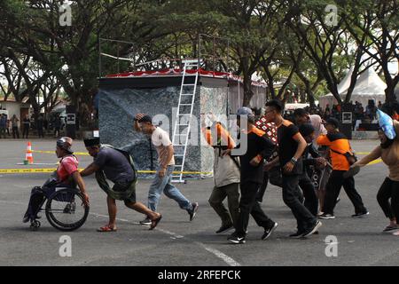 Bantul, Yogyakarta, Indonesia. 3 agosto 2023. Le vittime hanno corso per salvarsi durante le prove sul campo dell'ASEAN Regional Disaster Emergency Response Simulation Exercise (ARDEX) del 2023 a Bantul, Yogyakarta. La National Disaster Mitigation Agency (BNPB) sta tenendo ARDEX 2023 o un'esercitazione di simulazione della risposta alle emergenze in caso di catastrofi regionali del sud-est asiatico con uno scenario di piano di emergenza per il rischio sismico nella Reggenza di Bantul. (Immagine di credito: © Angga Budhiyanto/ZUMA Press Wire) SOLO USO EDITORIALE! Non per USO commerciale! Foto Stock